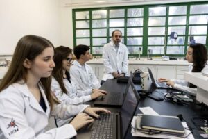 UEM lidera universidades estaduais com 12 cientistas no topo da influência mundial